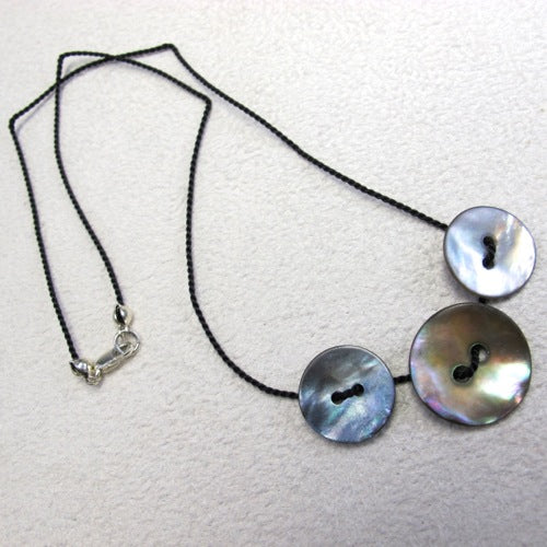 Mother of pearl buttons necklace