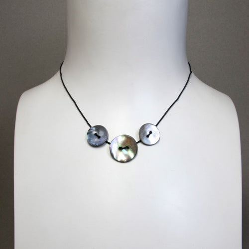 Mother of pearl buttons necklace