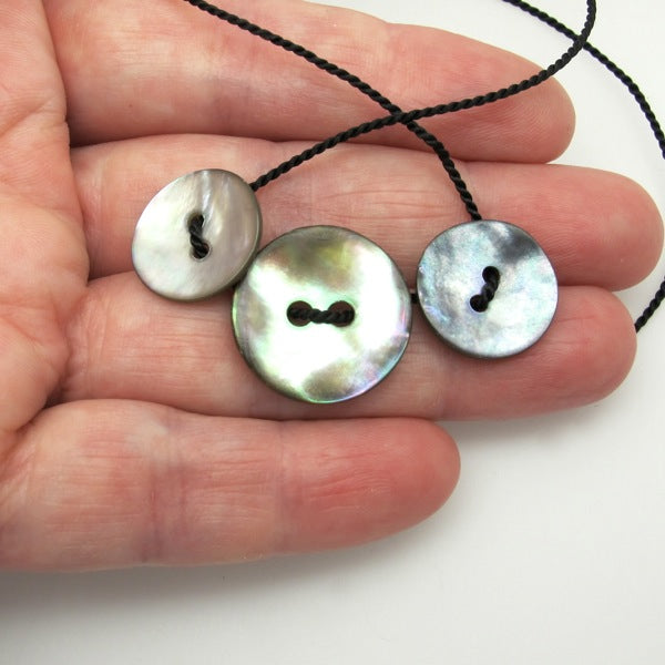 Mother of pearl buttons necklace