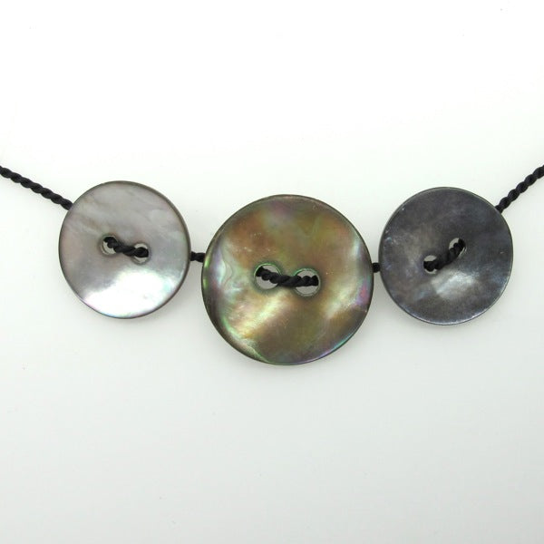 Mother of pearl buttons necklace