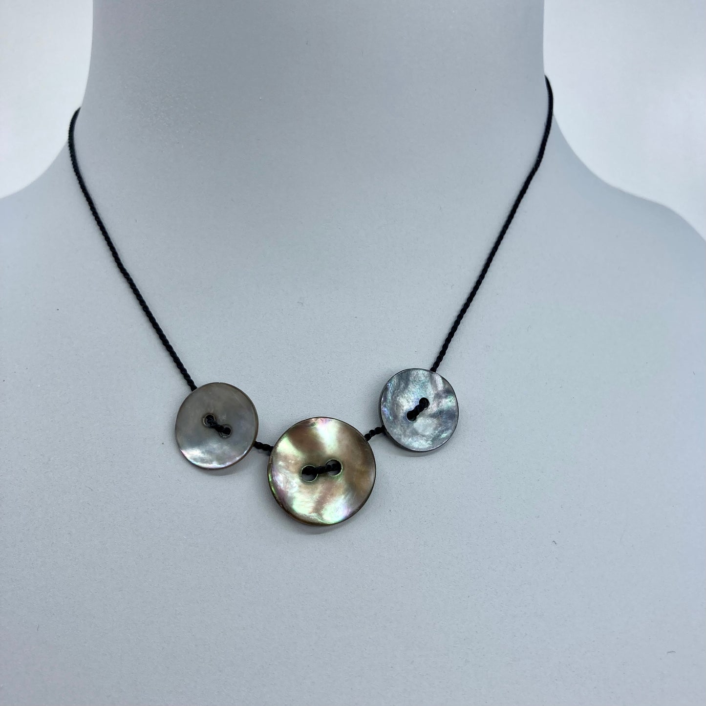 Mother of pearl buttons necklace