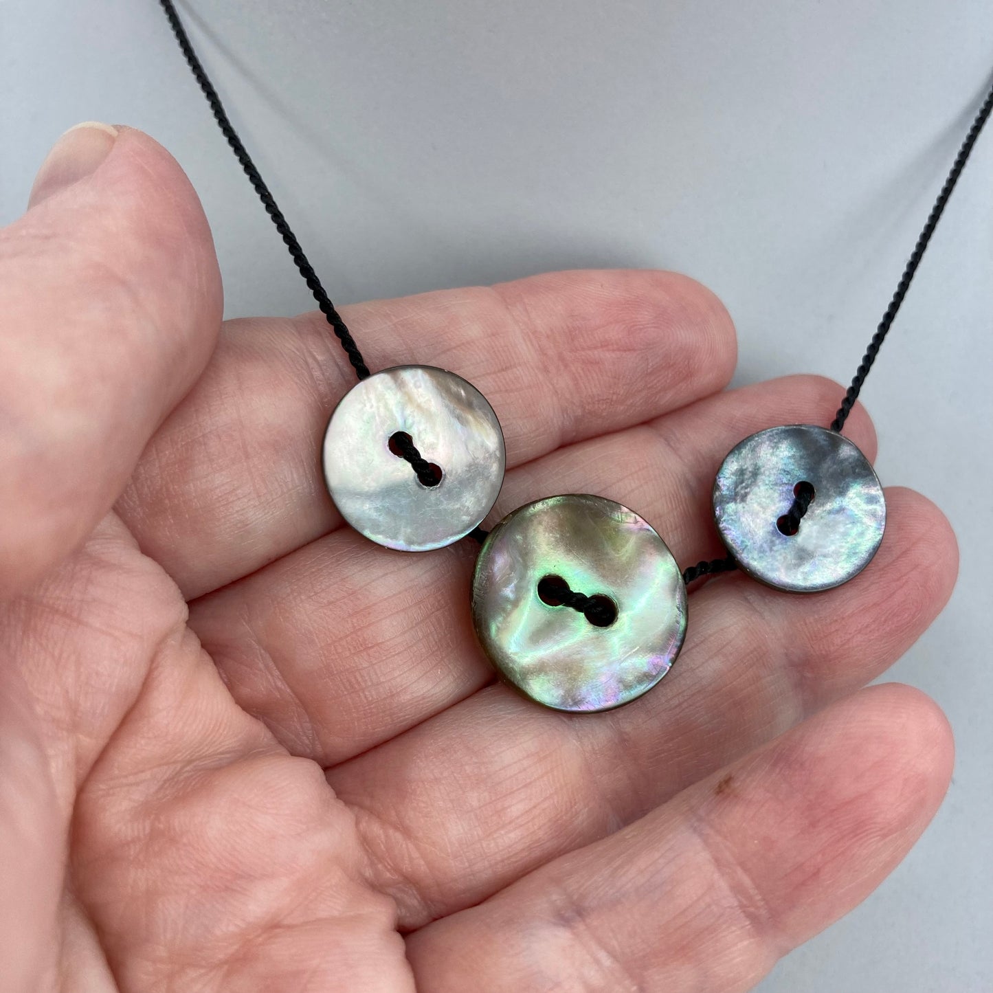 Mother of pearl buttons necklace