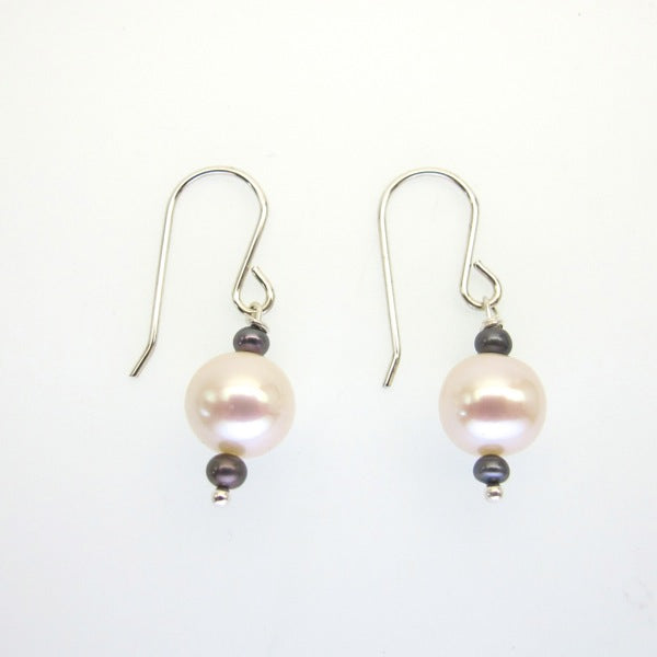 White & black fresh water pearls earrings